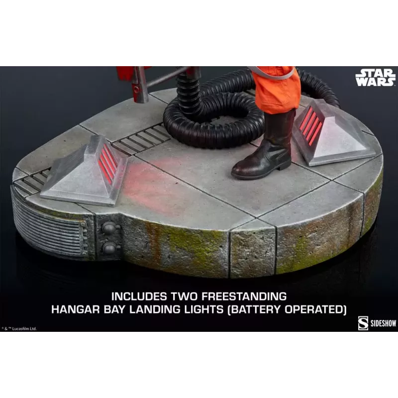Star Wars Luke Skywalker & X-Wing: Red Five Sideshow