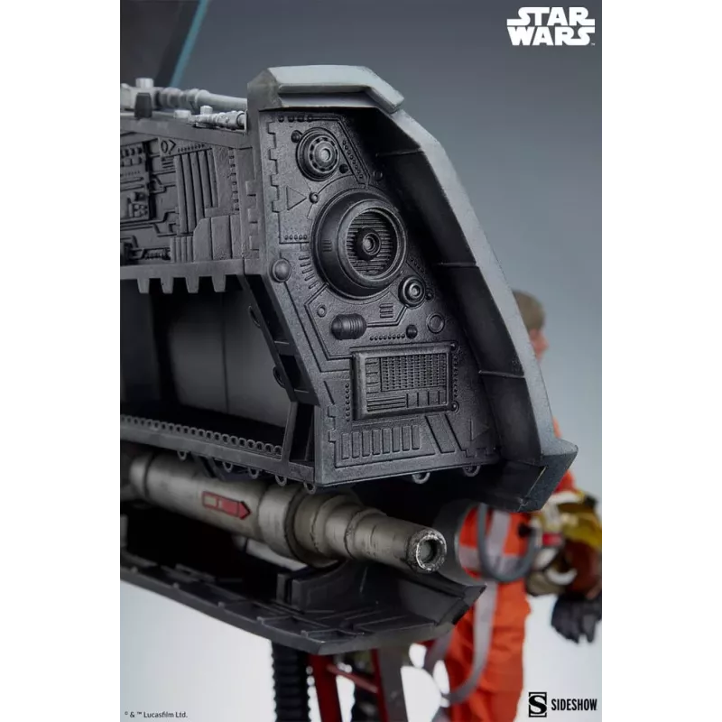 Star Wars Luke Skywalker & X-Wing: Red Five Sideshow