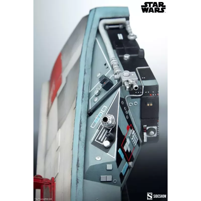 Star Wars Luke Skywalker & X-Wing: Red Five Sideshow