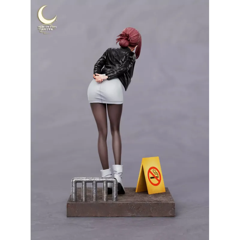 Dos personas fumando detrás del supermercado Tayama 1/6 - The Moon Studio