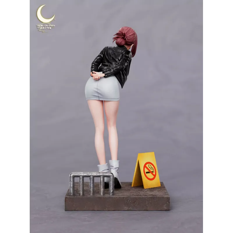 Dos personas fumando detrás del supermercado Tayama 1/6 - The Moon Studio